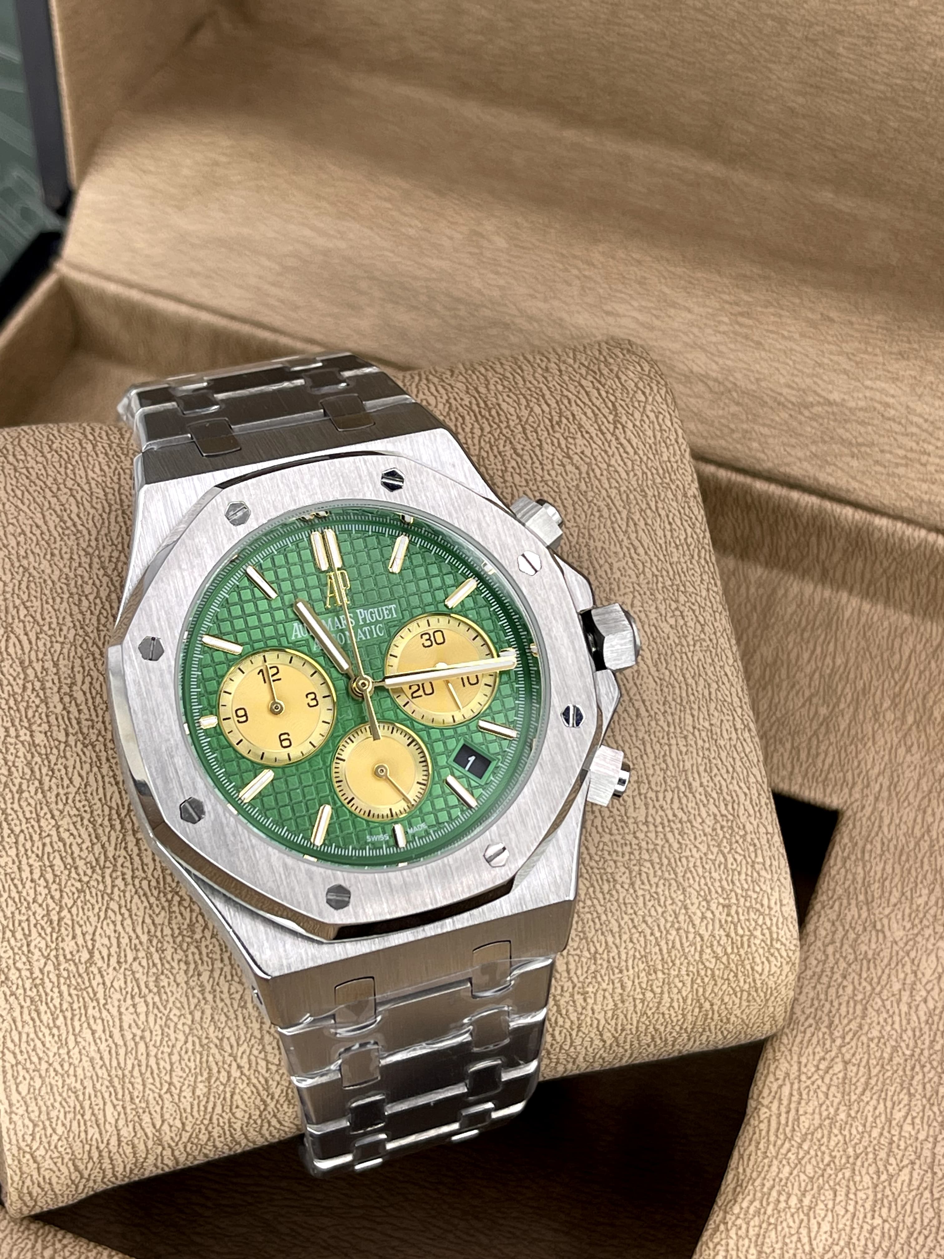 Audemars Piguet Royal Oak Chronograph 26332 – Green Dial - Image 3