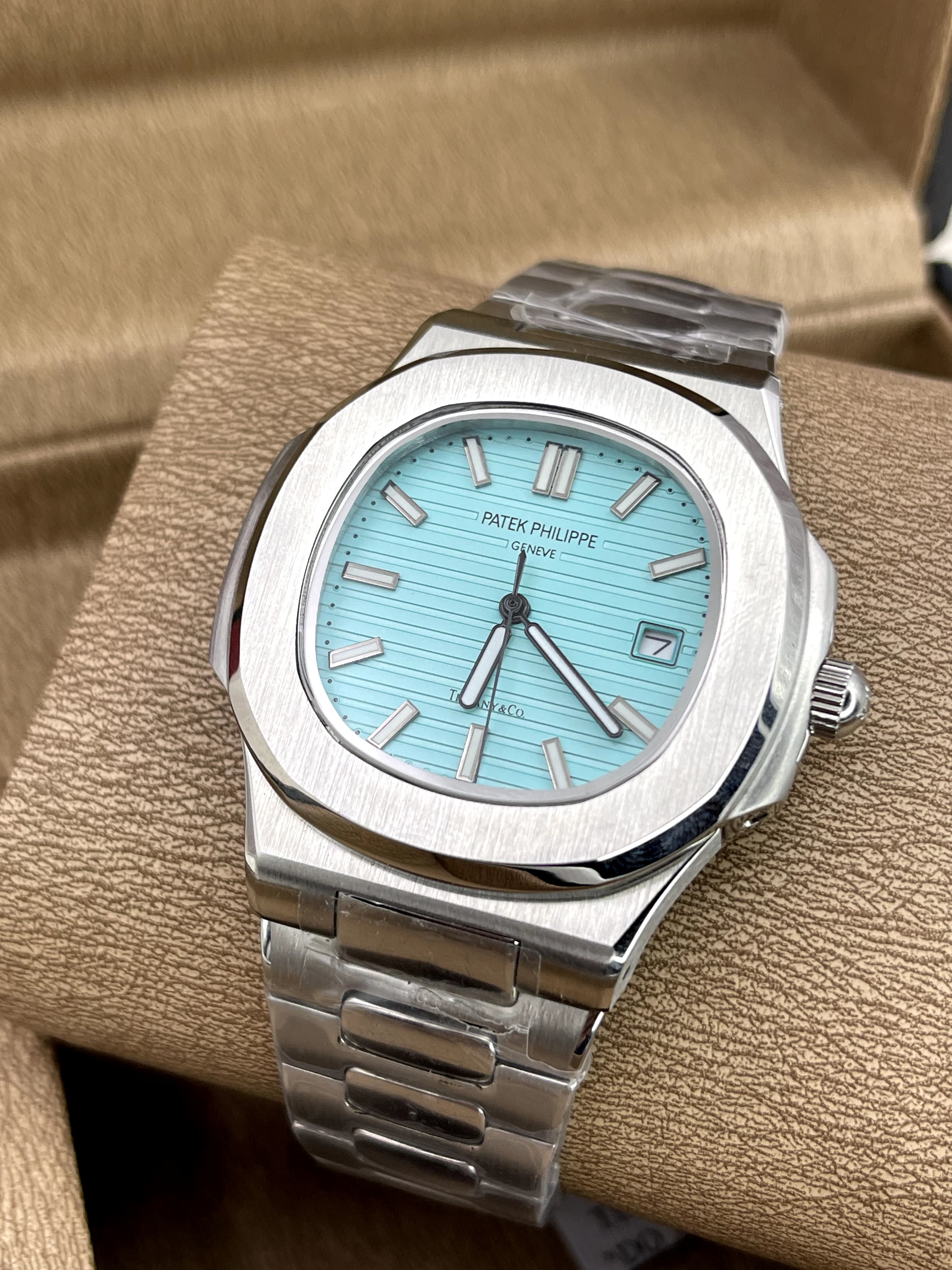 Patek Philippe Nautilus 5711 Ultra-Thin – Tiffany Blue Dial - Euro Grade Replica - Image 4