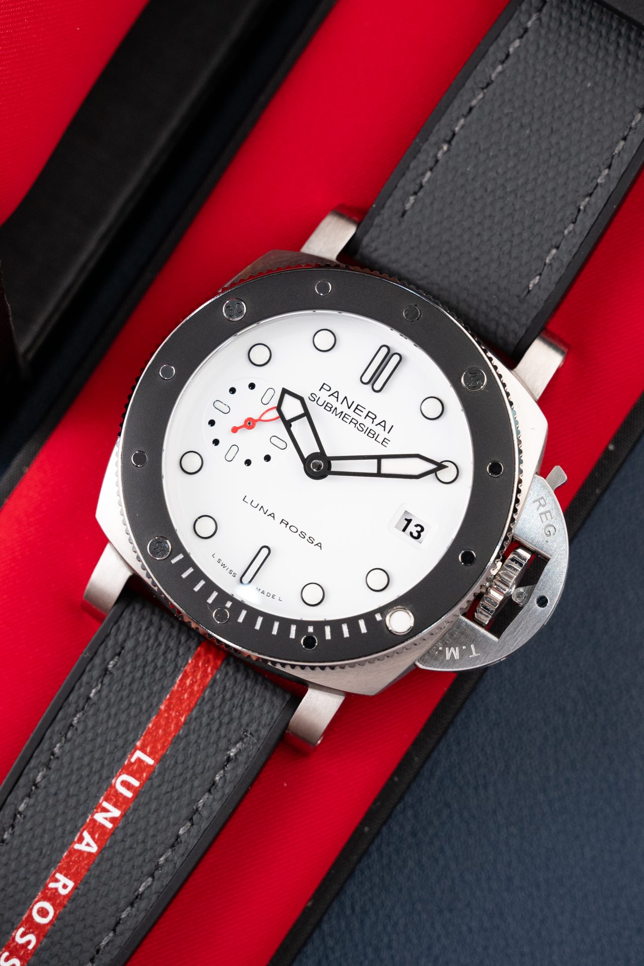 Panerai Submersible Luna Rossa PAM01579 White Dial Grey Strap Swiss 1:1 Grade Watch - Image 2