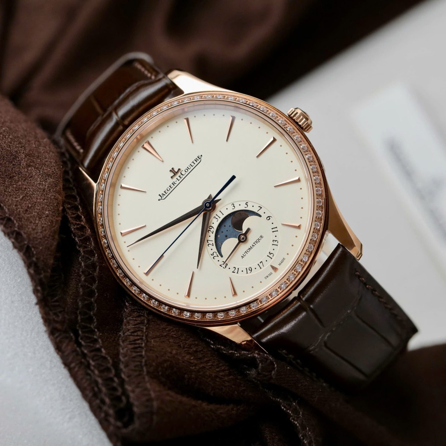 Jaeger-LeCoultre Master Ultra Thin Swiss 1:1 Grade Replica Watch Power Reserve Men’s Leather Strap 39mm