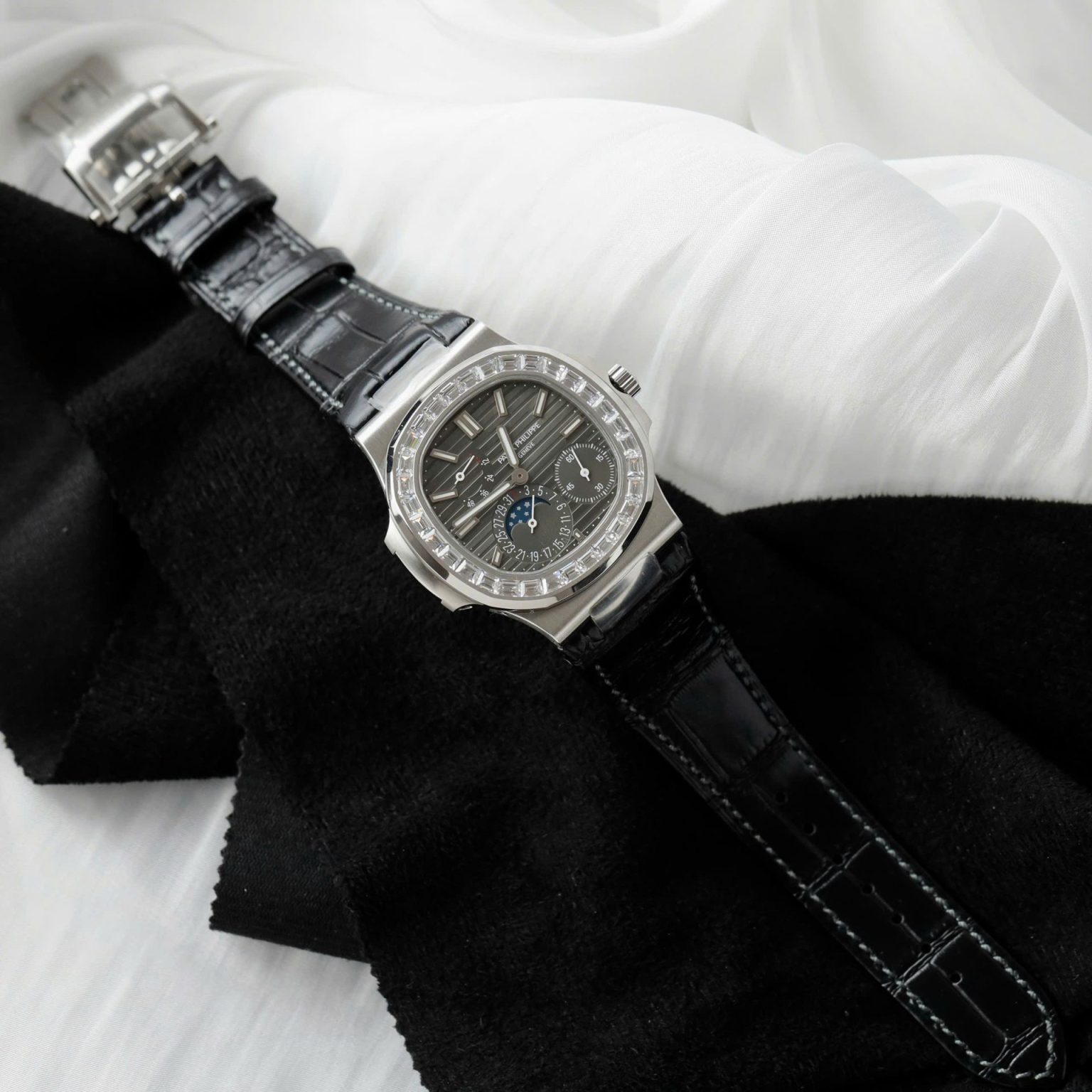 Patek Philippe Nautilus 5724 Swiss 1:1 Grade Replica Watch Gray Dial Leather Strap 40mm - Image 2
