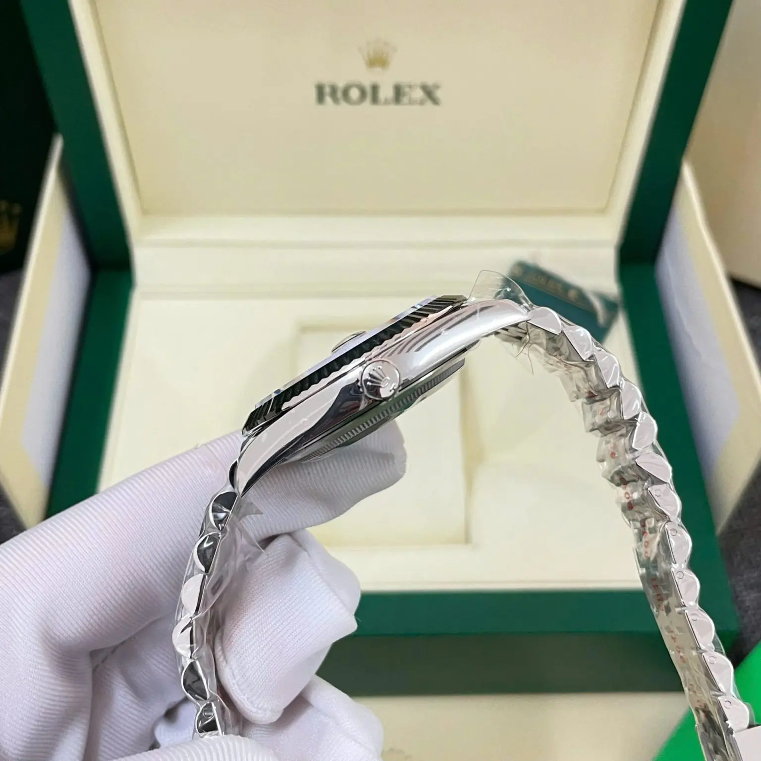 Rolex Datejust 126334 Replica Watch Mother of Pearl Dial Jubilee Strap 41mm - Image 4