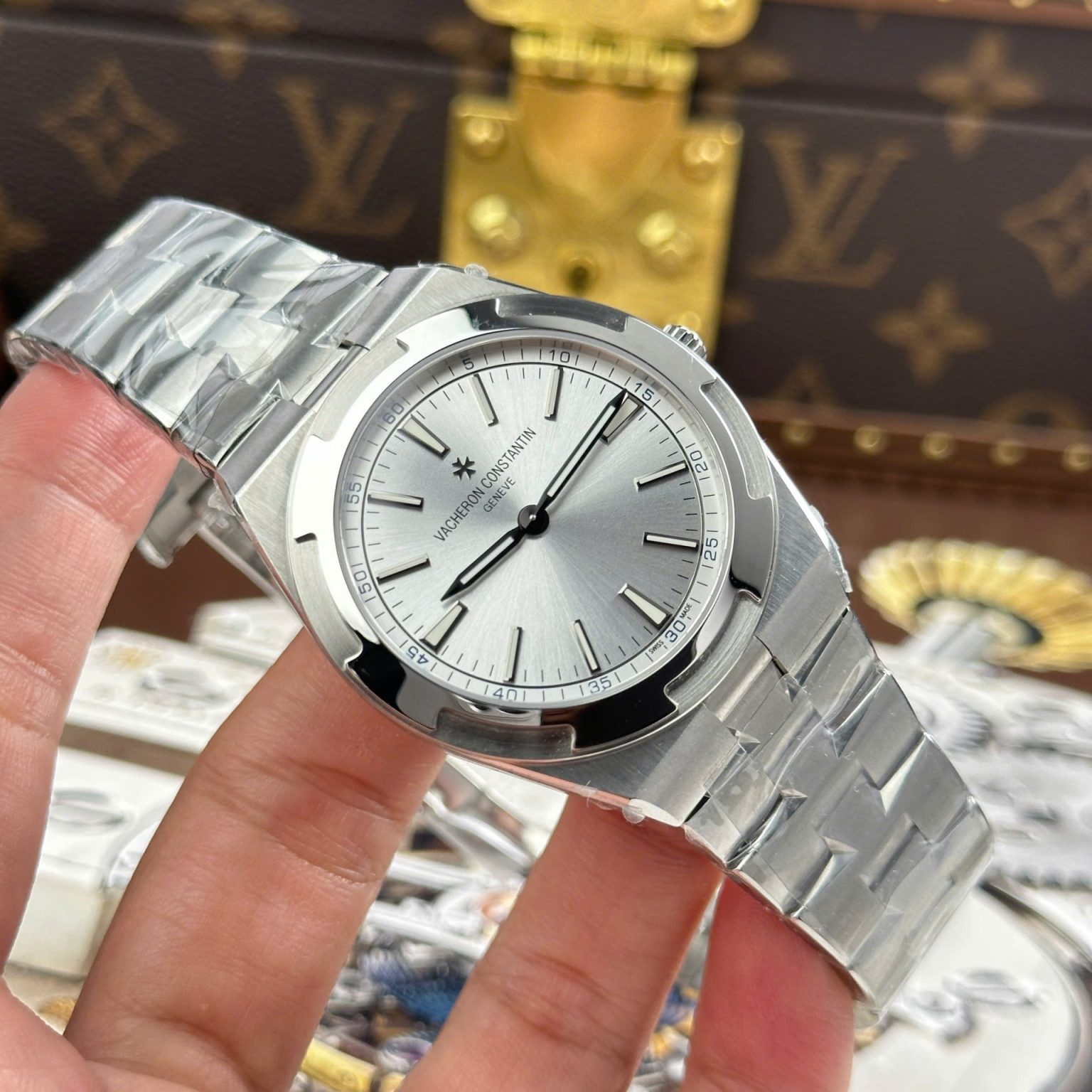Vacheron Constantin Overseas Ultra-Thin 2000V White Dial 40mm Swiss 1:1 Grade Luxury Watch - Image 2