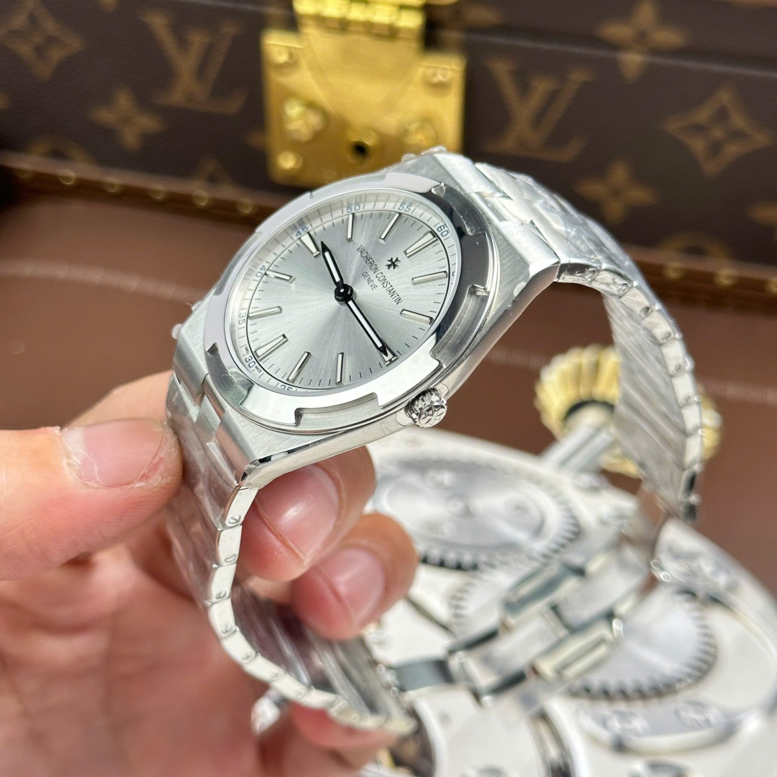 Vacheron Constantin Overseas Ultra-Thin 2000V White Dial 40mm Swiss 1:1 Grade Luxury Watch - Image 3