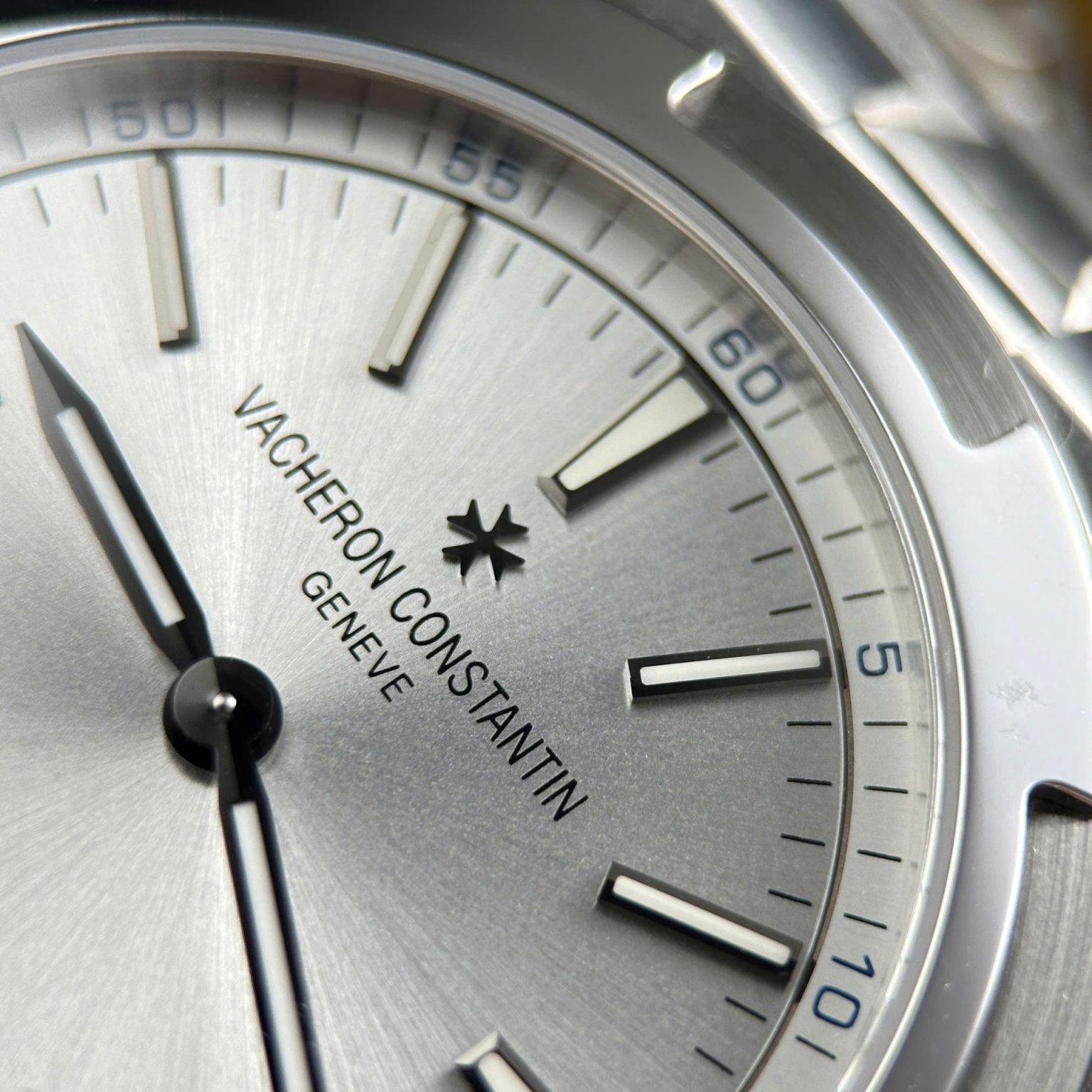 Vacheron Constantin Overseas Ultra-Thin 2000V White Dial 40mm Swiss 1:1 Grade Luxury Watch - Image 6