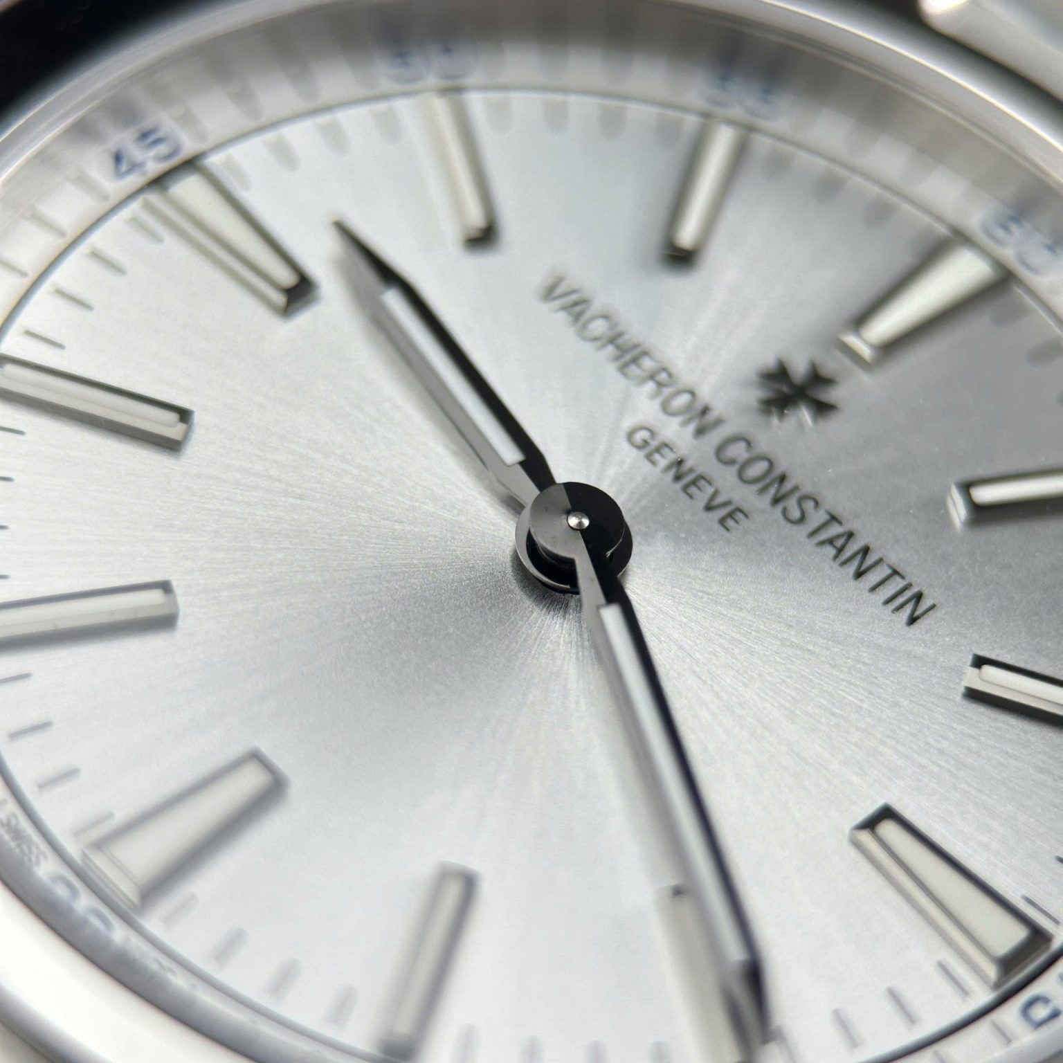 Vacheron Constantin Overseas Ultra-Thin 2000V White Dial 40mm Swiss 1:1 Grade Luxury Watch - Image 7