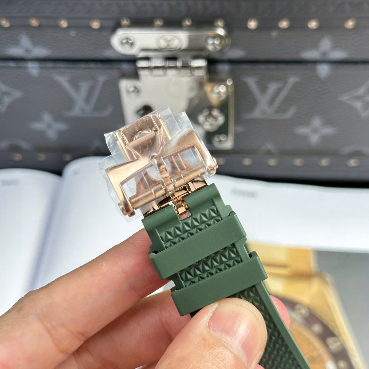 Vacheron Constantin Overseas 4500V Green Dial 41mm Swiss 1:1 Grade Luxury Watch - Image 10