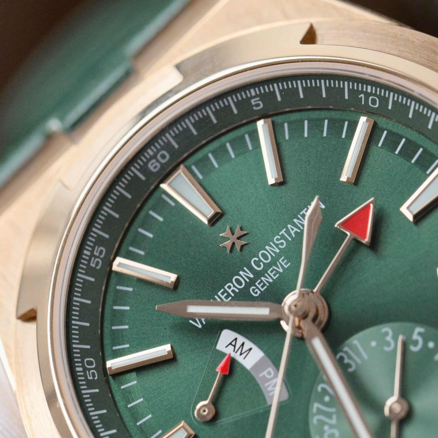 Vacheron Constantin Overseas Dual Time 7900V Green Dial 41mm Swiss 1:1 Grade Luxury Watch - Image 4