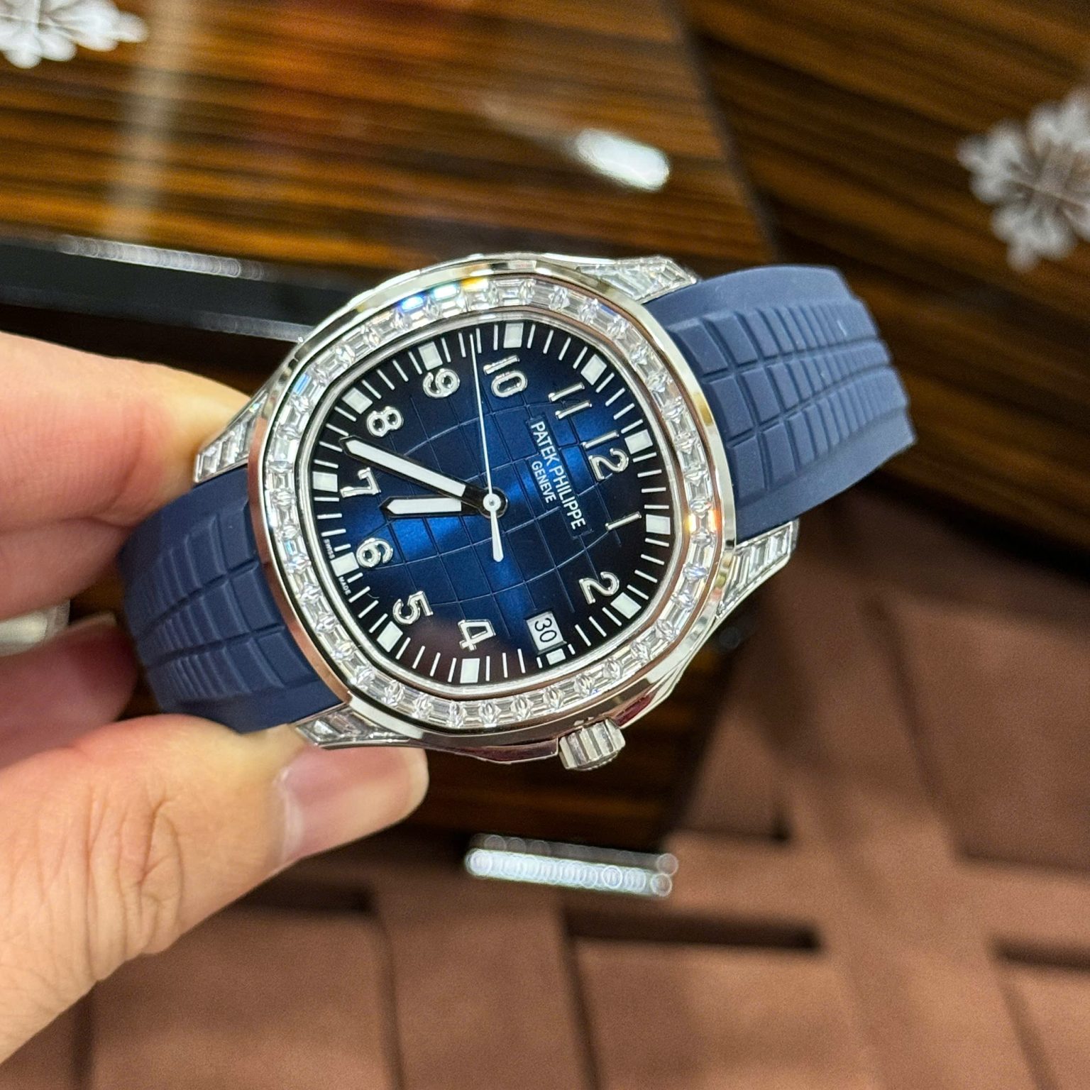 Patek Philippe Aquanaut 5168G 42mm Swiss 1:1 Grade – Blue Dial Diamond Bezel - Image 3