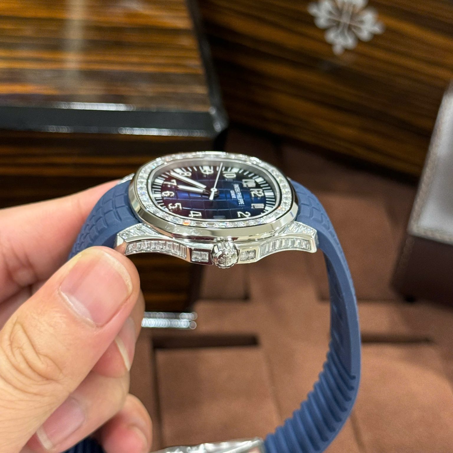 Patek Philippe Aquanaut 5168G 42mm Swiss 1:1 Grade – Blue Dial Diamond Bezel - Image 4
