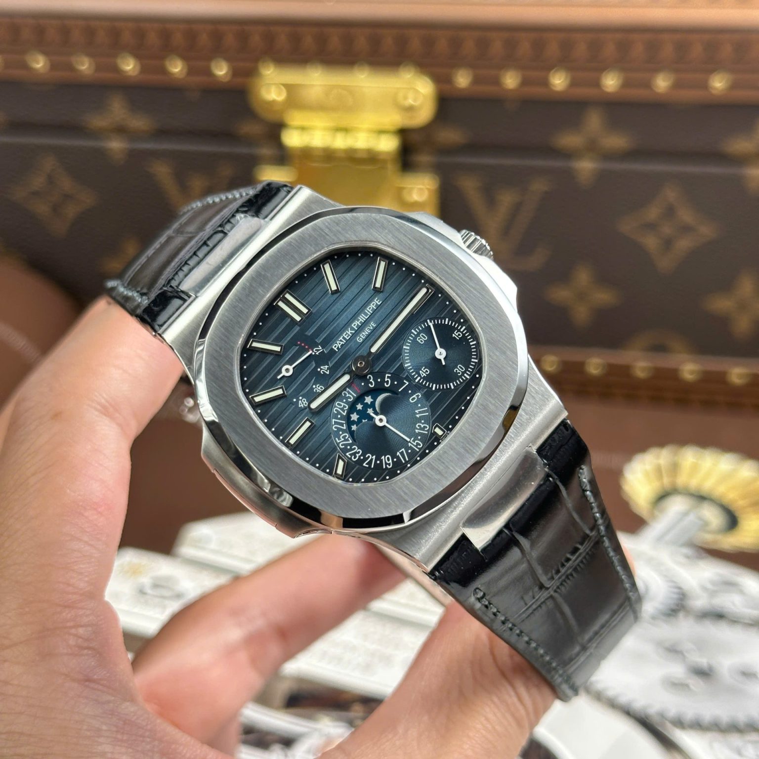 Patek Philippe Nautilus 5712 40mm | Swiss 1:1 Grade Replica Watch - Image 2
