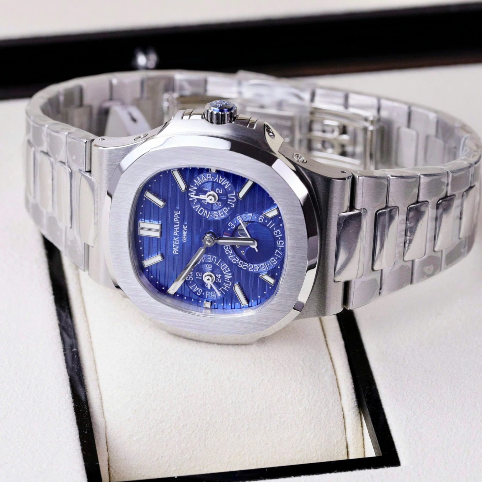 Patek Philippe Nautilus 5740 – Swiss 1:1 Grade Blue Dial Luxury Watch - Image 3