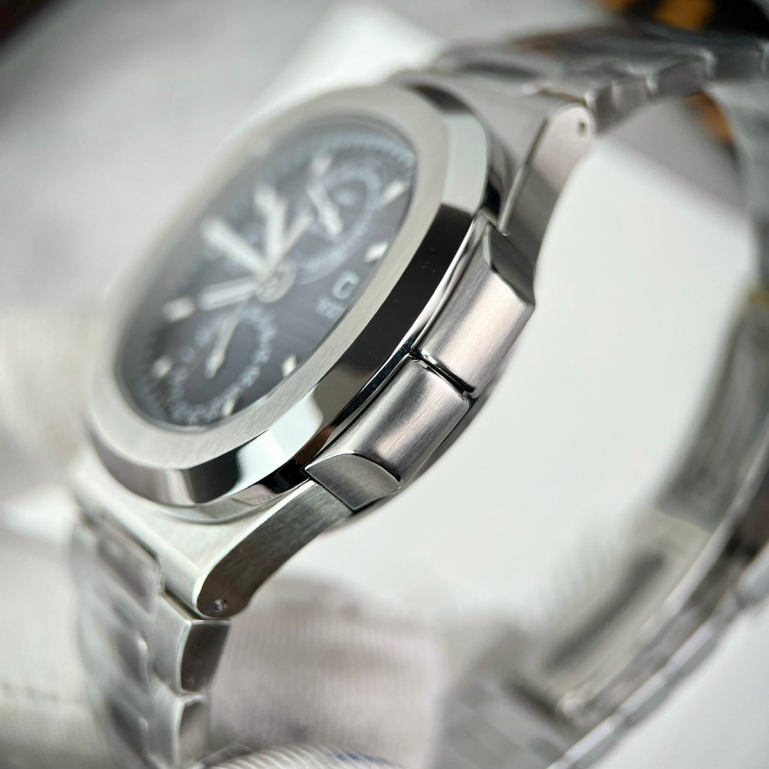 Patek Philippe Nautilus 5990 – Swiss 1:1 Grade Metal Wire Luxury Watch - Image 7