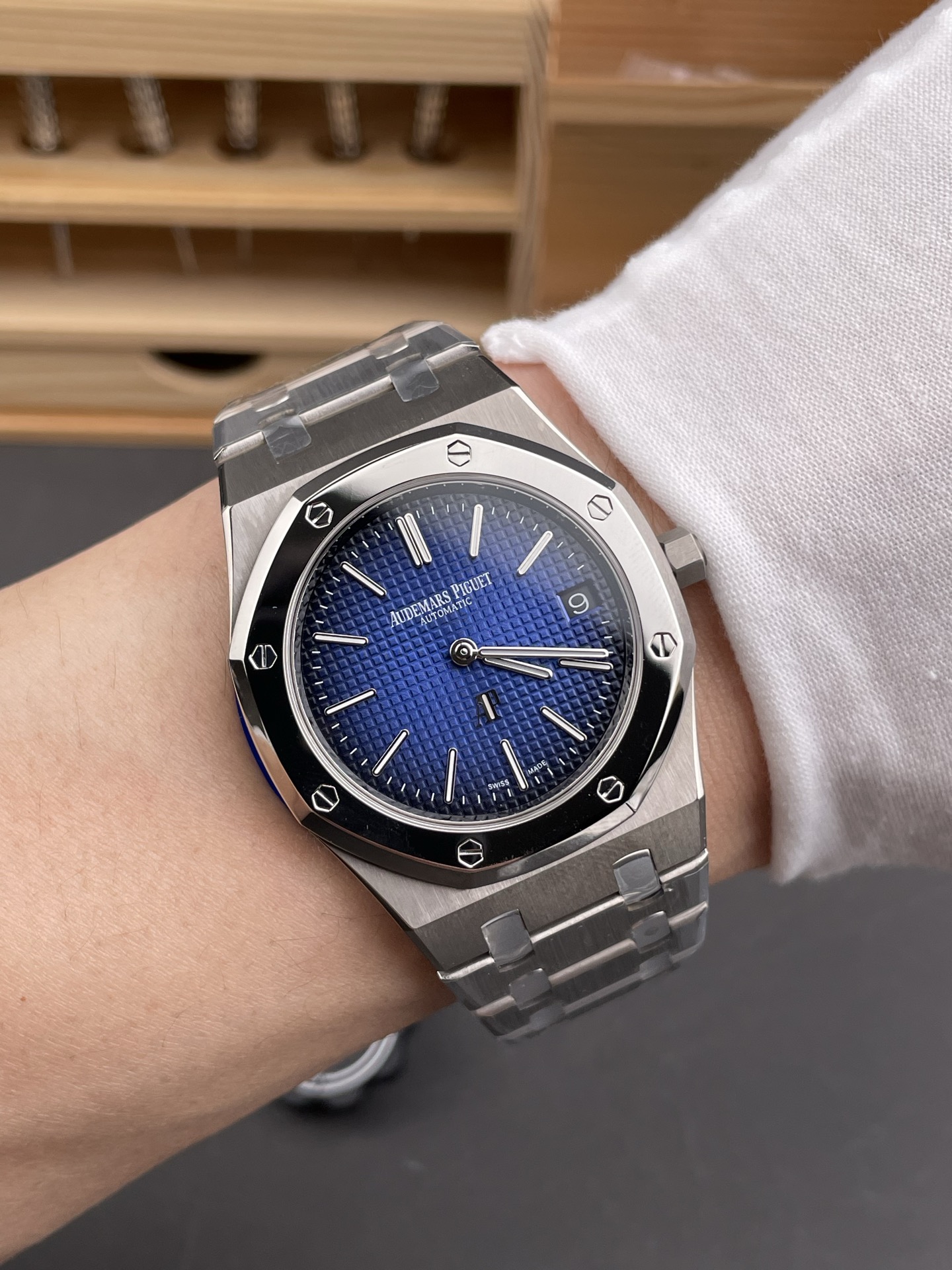 Audemars Piguet Royal Oak Jumbo Extra-Thin Blue “Grande Tapisserie” Dial Swiss 1:1 Grade Watch - Image 10